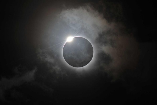 Vean impresionante Eclipse Total de Sol en fotos y video