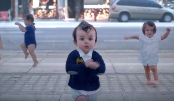 Video: Los famosos bebés de Evian vuelven en nuevo comercial