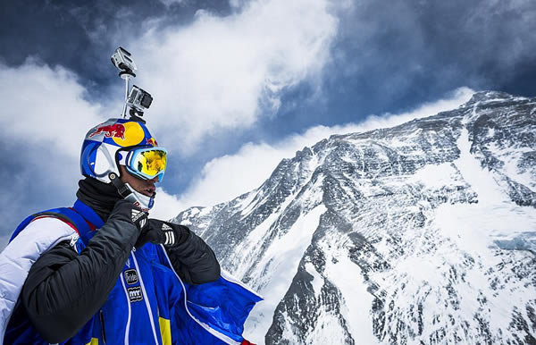 Video: Ruso bate récord de "Salto Base" en el Everest