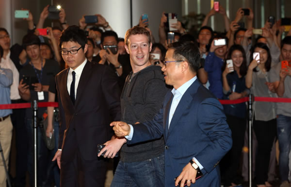 Tras visita de Zuckerberg a Samsung: Vuelven rumores de un Facebook Phone