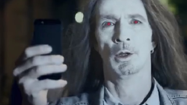 Usuarios iPhone son torpes Zombies en el nuevo comercial de Nokia