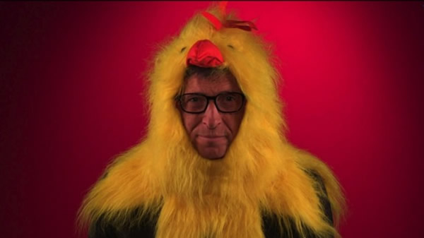 Video: Bill Gates se viste de pollo para promocionar nuevo sitio web