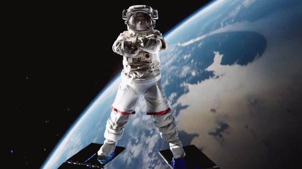 Espectacular Parodia: Jean-Claude Van Damme hace su "Split" en el espacio
