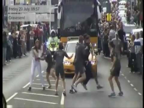 Loco trata de robar la antorcha olímpica Londres 2012