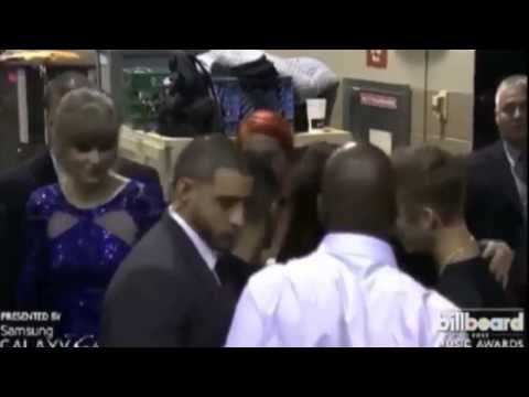 Taylor Swift se asquea con beso entre Bieber y Selena