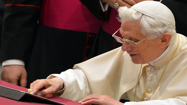 Video: Papa envía su primer Tweet a más de 1 Millón de seguidores