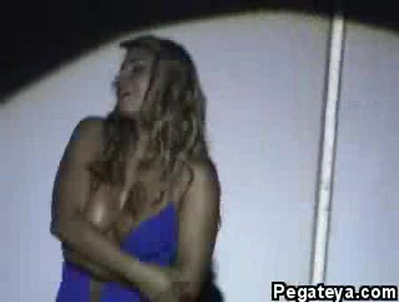 Playboy Colombiana mostrando las bubbis (+18)