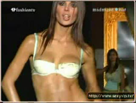 Nina Moric, descuido en la pasarela