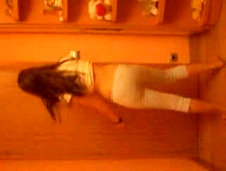 Chica bailando reggaetón en la webcam