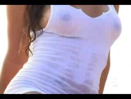 Vida Guerra en camiseta mojada