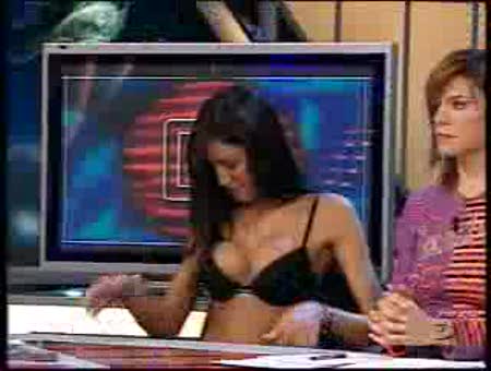 Nuria Bermúdez quitándose la ropa