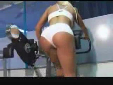 Rubia brasileña haciendo ejercicios