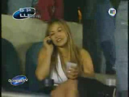Chica pechugona celebra gol