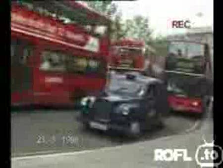 Flaquita se queda en pelotas al salir del taxi