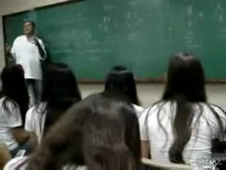 Profesor se harta de alumna y le rompe el movil