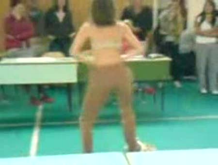 Profesora baila striptease frente a sus alumnos