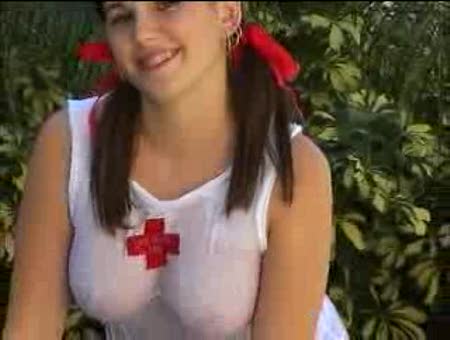Modelo en polera mojada