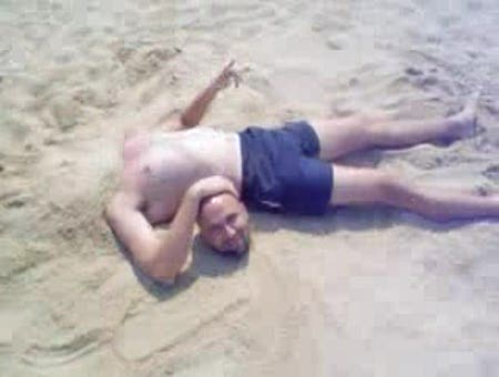 Pierde la cabeza en la playa