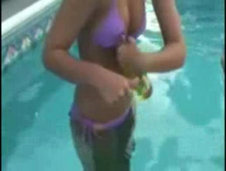 Abriendo una cerveza con las tetas