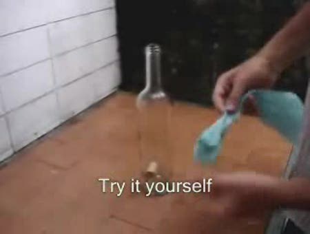 Cómo sacar un corcho de una botella