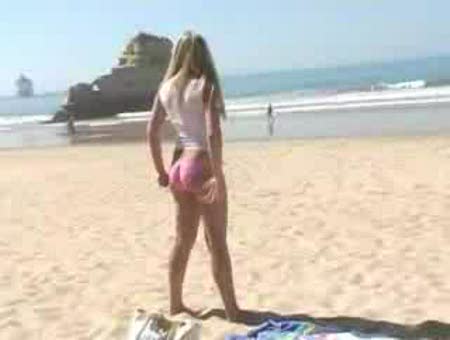 Alison Angel en la playa