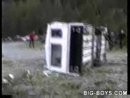 Atraviesa una autocaravana con su coche