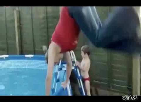 Salto mortal de la madre a la piscina